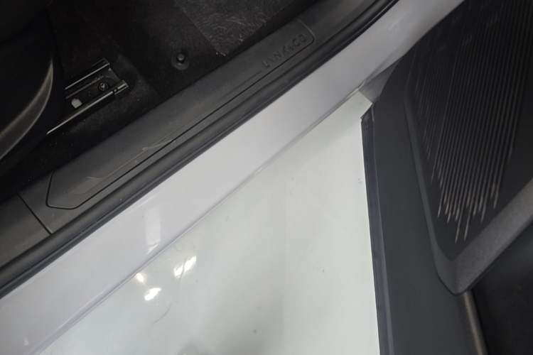 Used Lynk & Co 06 EM-P 2022 PHEV 84 km Range Pro Version Right Side Sill