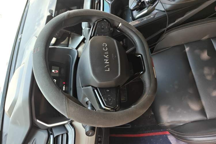 Used Lynk & Co 06 EM-P 2022 PHEV 84 km Range Pro Version Steering Wheel
