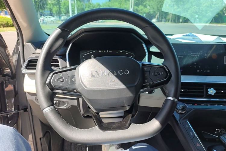 Used Lynk & Co 06 EM-P 2022 PHEV 84 km Range Pro Version Steering Wheel