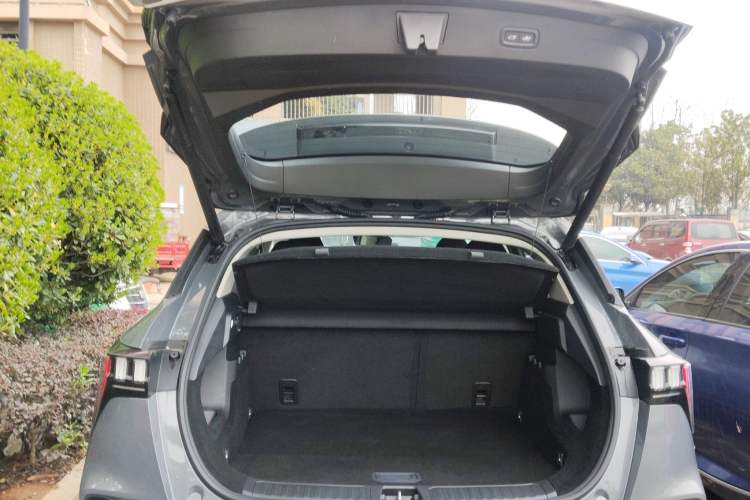 Used Lynk & Co 06 EM-P 2022 PHEV 84 km Range Pro Version Trunk