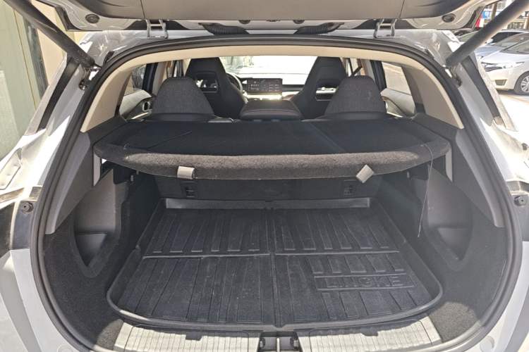 Used Lynk & Co 06 EM-P 2022 PHEV 84 km Range Pro Version Trunk