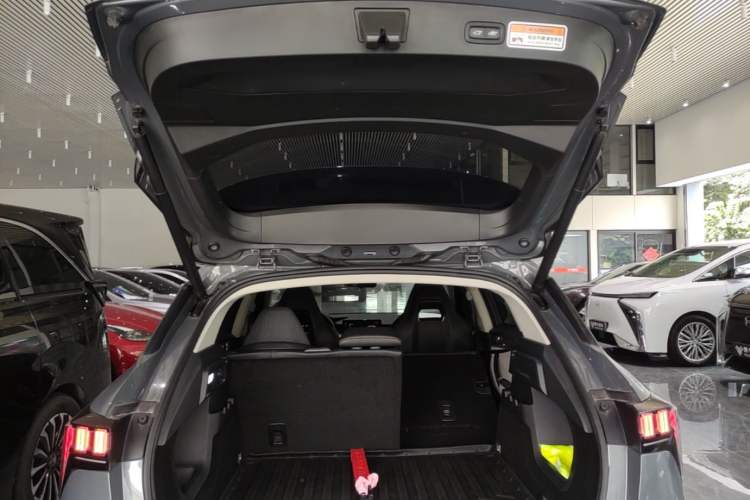 Used Lynk & Co 06 EM-P 2022 PHEV 84 km Range Pro Version Trunk
