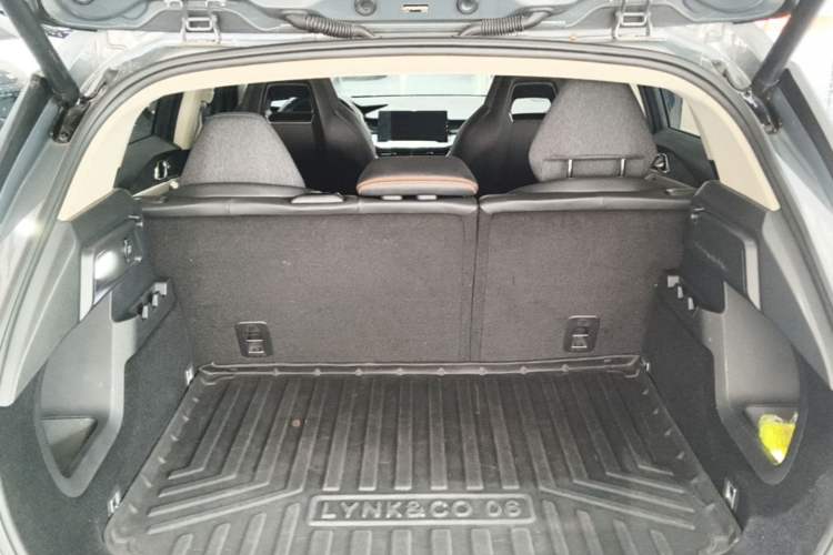 Used Lynk & Co 06 EM-P 2022 PHEV 84 km Range Pro Version Trunk