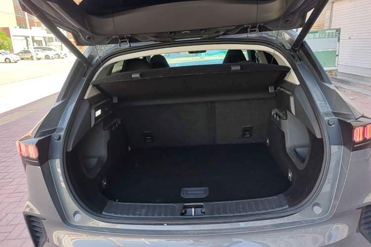 Used Lynk & Co 06 EM-P 2022 PHEV 84 km Range Pro Version Trunk