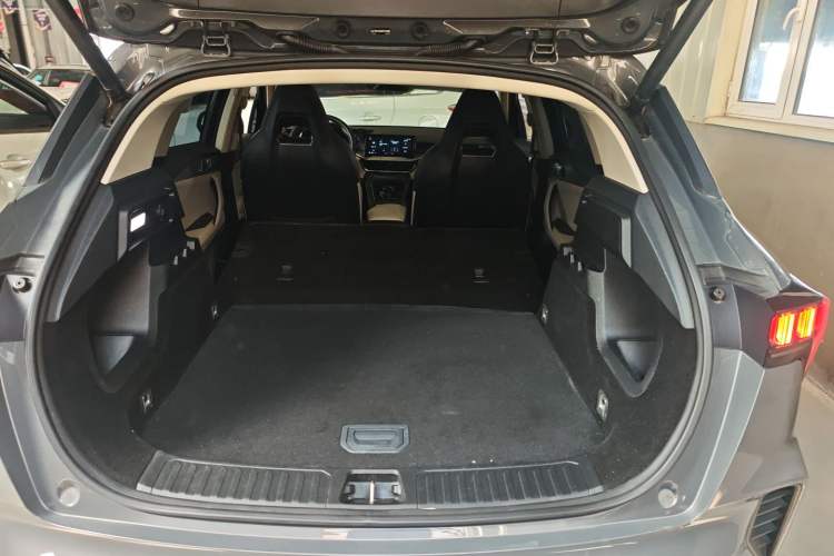 Used Lynk & Co 06 EM-P 2022 PHEV 84 km Range Pro Version Trunk