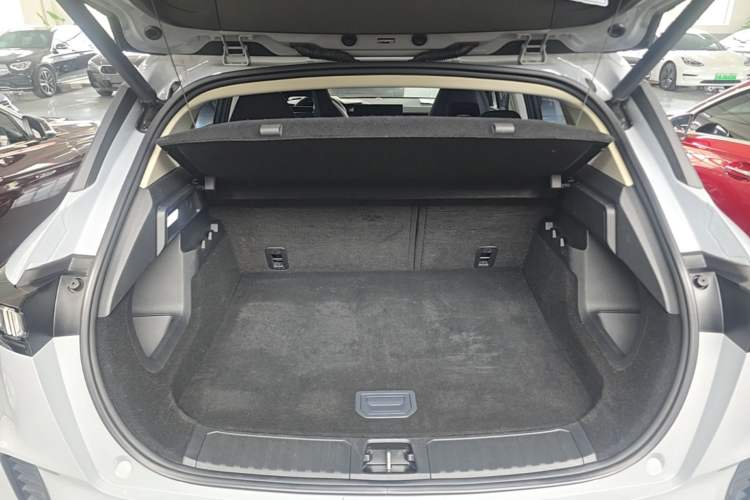 Used Lynk & Co 06 EM-P 2022 PHEV 84 km Range Pro Version Trunk