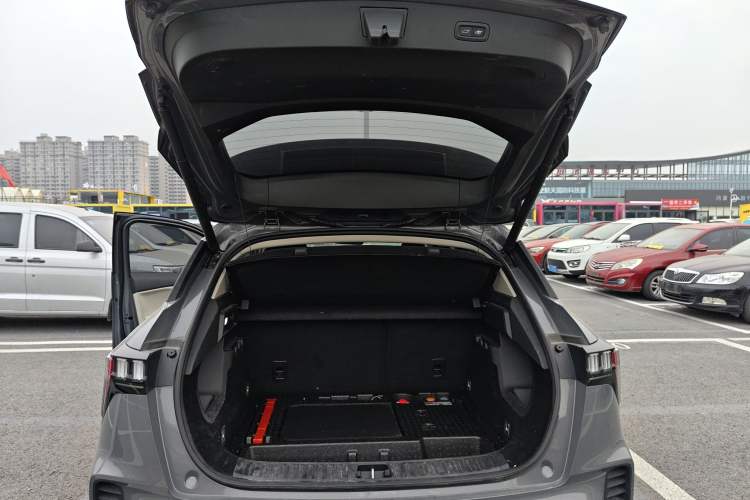 Used Lynk & Co 06 EM-P 2022 PHEV 84 km Range Pro Version Trunk