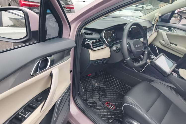Used Lynk & Co 06 EM-P 2022 PHEV 84 km Range Pro Version Driver Seat
