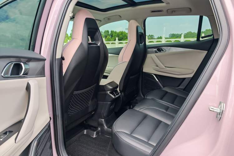 Used Lynk & Co 06 EM-P 2022 PHEV Shero Pink Special Edition Exterior 10