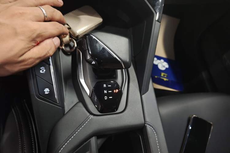 Used Lynk & Co 06 EM-P 2022 PHEV Shero Pink Special Edition Gear Lever
