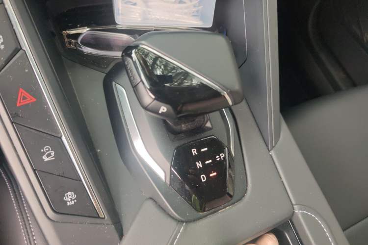 Used Lynk & Co 06 EM-P 2022 PHEV Shero Pink Special Edition Gear Lever