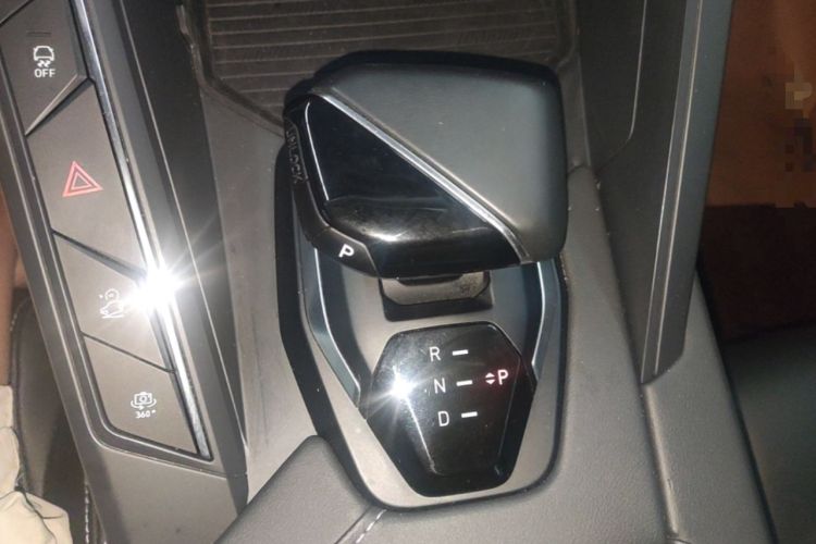 Used Lynk & Co 06 EM-P 2022 PHEV Shero Pink Special Edition Gear Lever