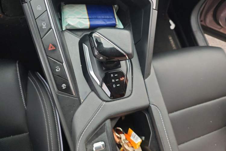 Used Lynk & Co 06 EM-P 2022 PHEV Shero Pink Special Edition Gear Lever