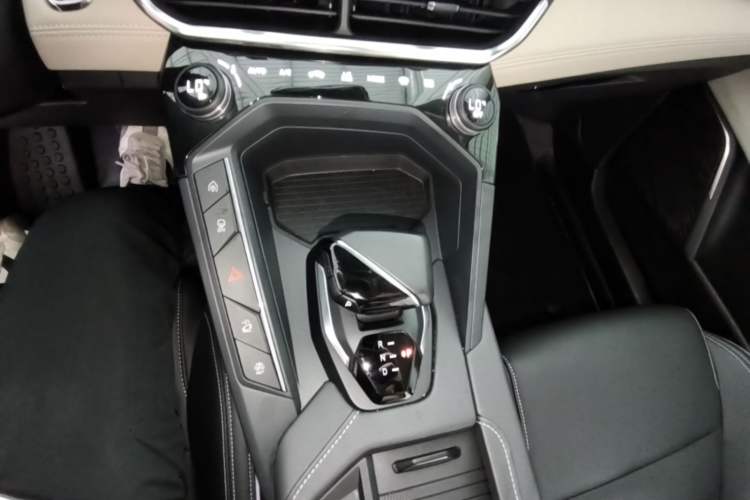 Used Lynk & Co 06 EM-P 2022 PHEV Shero Pink Special Edition Gear Lever