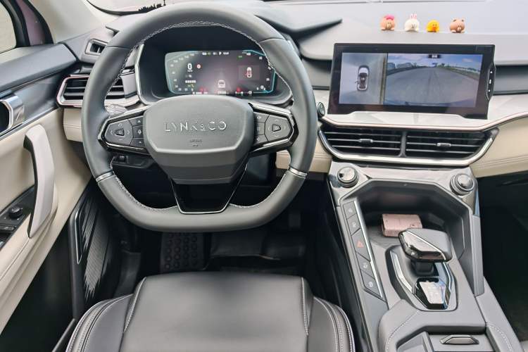 Used Lynk & Co 06 EM-P 2022 PHEV Shero Pink Special Edition Interior 2
