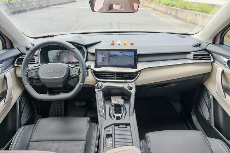 Used Lynk & Co 06 EM-P 2022 PHEV Shero Pink Special Edition Interior 3