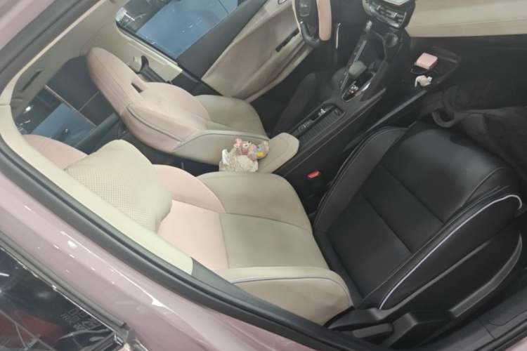 Used Lynk & Co 06 EM-P 2022 PHEV 84 km Range Pro Version Interior 4