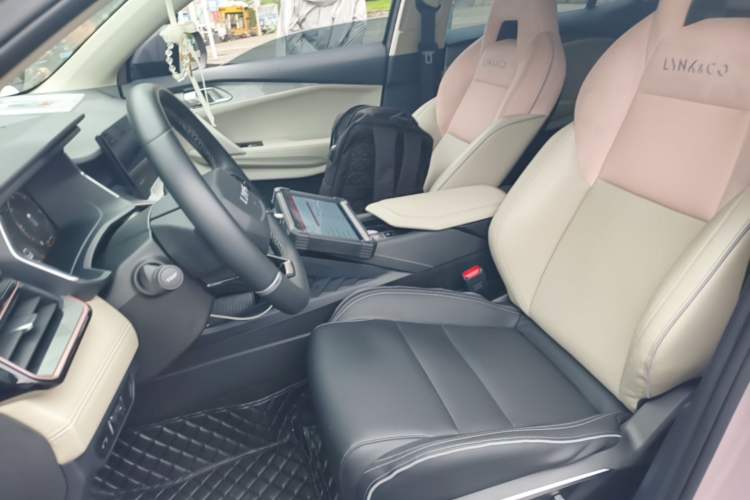 Used Lynk & Co 06 EM-P 2022 PHEV 84 km Range Pro Version Left Front Seat