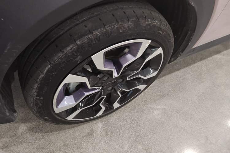 Used Lynk & Co 06 EM-P 2022 PHEV Shero Pink Special Edition Left Front Wheel Hub
