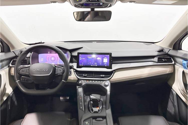 Used Lynk & Co 06 EM-P 2022 PHEV 84 km Range Pro Version Center Console