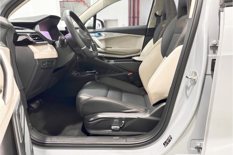 Used Lynk & Co 06 EM-P 2022 PHEV 84 km Range Pro Version Left Front Seat