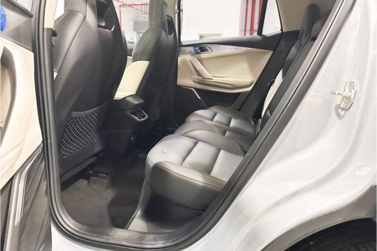 Used Lynk & Co 06 EM-P 2022 PHEV 84 km Range Pro Version Left Rear Seat