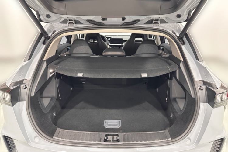 Used Lynk & Co 06 EM-P 2022 PHEV 84 km Range Pro Version Trunk