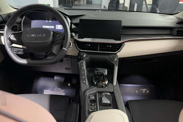 Used Lynk & Co 06 EM-P 2022 PHEV Shero Pink Special Edition Center Console