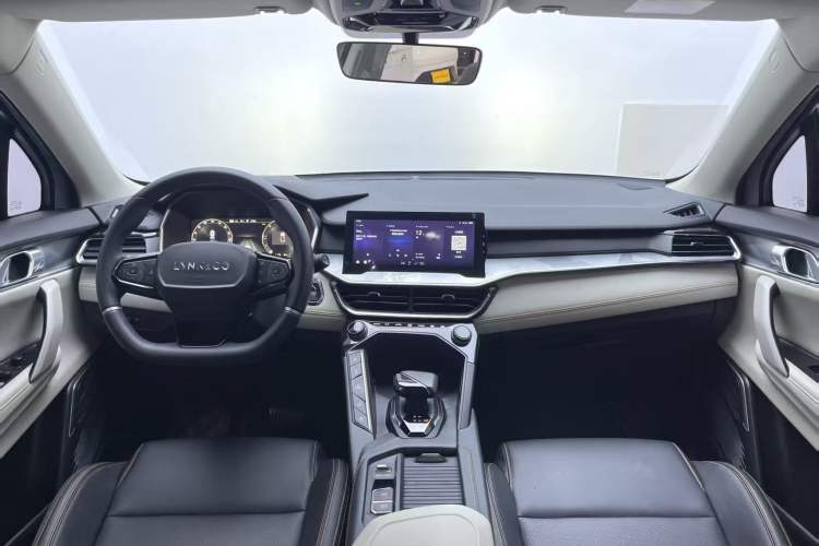 Used Lynk & Co 06 EM-P 2022 PHEV 84 km Range Pro Version Center Console