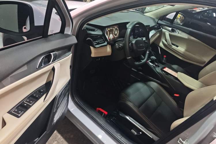 Used Lynk & Co 06 EM-P 2022 PHEV 84 km Range Pro Version Driver Seat