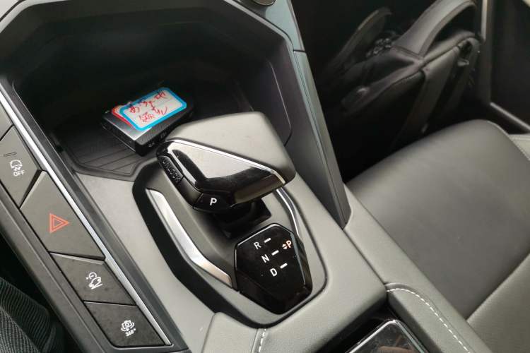 Used Lynk & Co 06 EM-P 2022 PHEV 84 km Range Pro Version Gear Lever