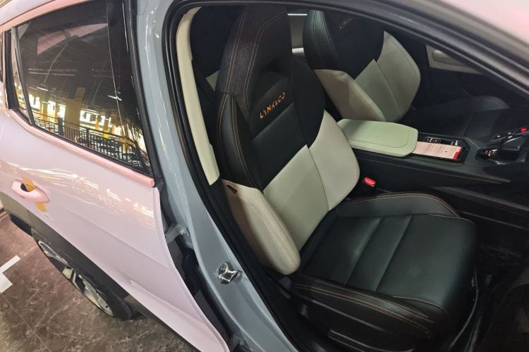 Used Lynk & Co 06 EM-P 2022 PHEV 84 km Range Pro Version Right Front Seat