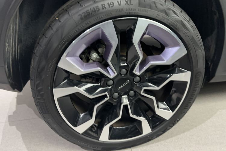 Used Lynk & Co 06 EM-P 2022 PHEV Shero Pink Special Edition Right Rear Wheel Hub