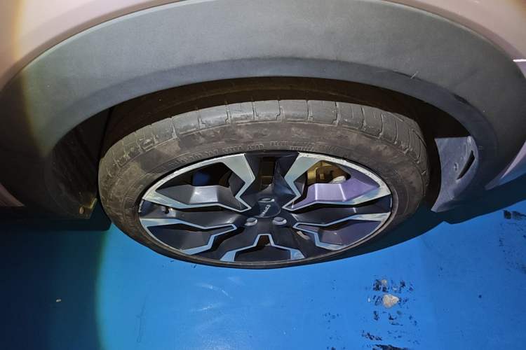 Used Lynk & Co 06 EM-P 2022 PHEV Shero Pink Special Edition Right Front Wheel Hub