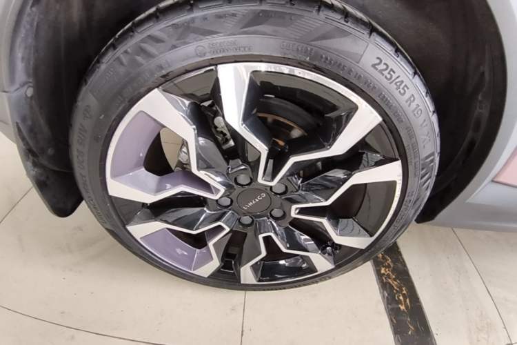 Used Lynk & Co 06 EM-P 2022 PHEV Shero Pink Special Edition Right Rear Wheel Hub