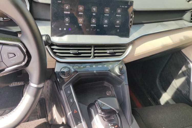 Used Lynk & Co 06 EM-P 2022 PHEV 84 km Range Pro Version Audio And AC Panel