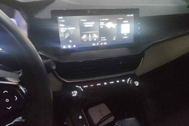 Used Lynk & Co 06 EM-P 2022 PHEV 84 km Range Pro Version Audio And AC Panel
