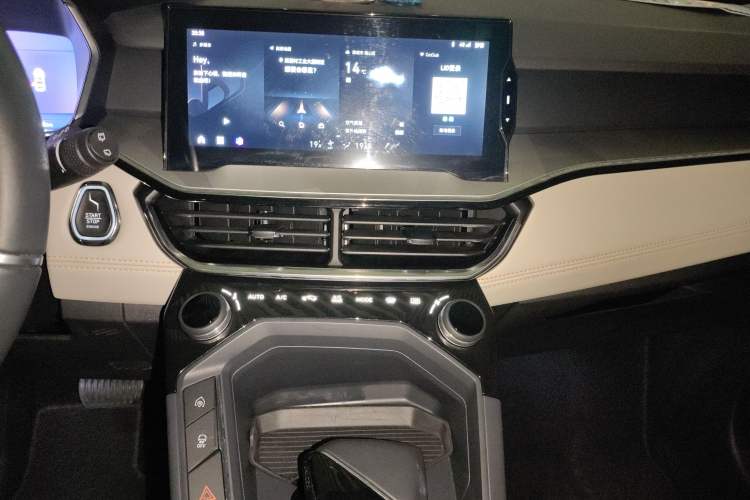 Used Lynk & Co 06 EM-P 2022 PHEV Shero Pink Special Edition Audio And AC Panel