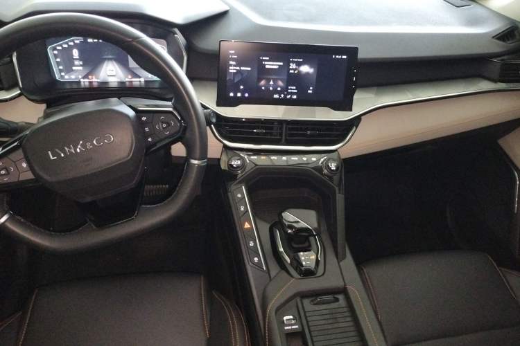 Used Lynk & Co 06 EM-P 2022 PHEV 84 km Range Pro Version Audio And AC Panel