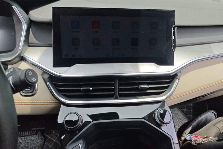 Used Lynk & Co 06 EM-P 2022 PHEV 84 km Range Pro Version Audio And AC Panel