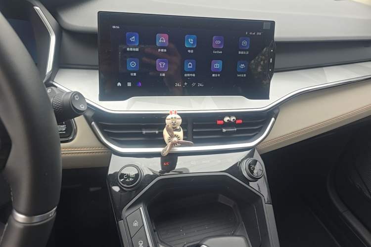Used Lynk & Co 06 EM-P 2022 PHEV 84 km Range Pro Version Audio And AC Panel