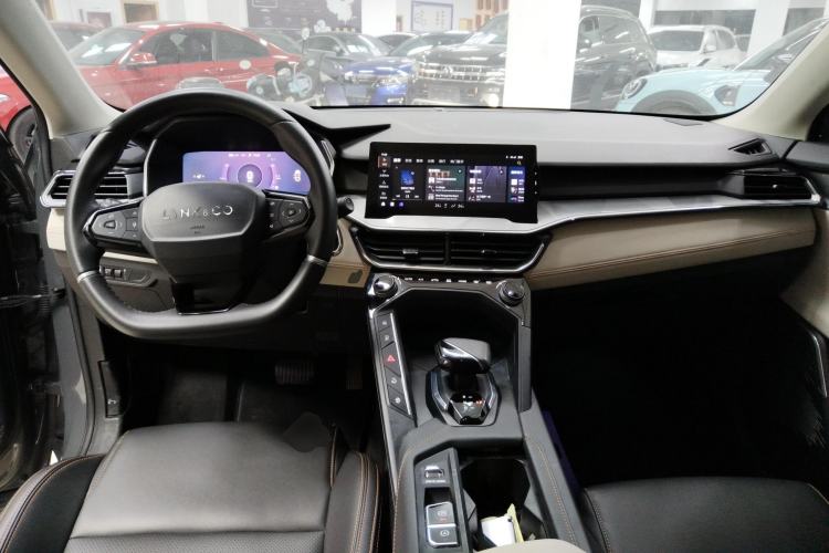 Used Lynk & Co 06 EM-P 2022 PHEV 84 km Range Pro Version Center Console
