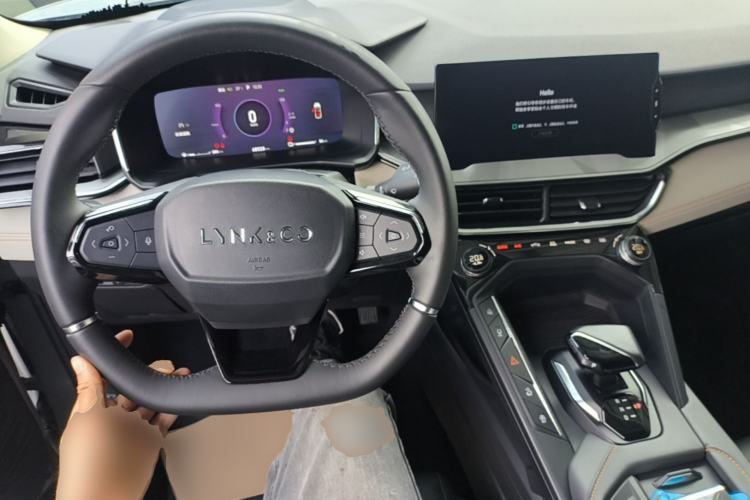 Used Lynk & Co 06 EM-P 2022 PHEV 84 km Range Pro Version Center Console