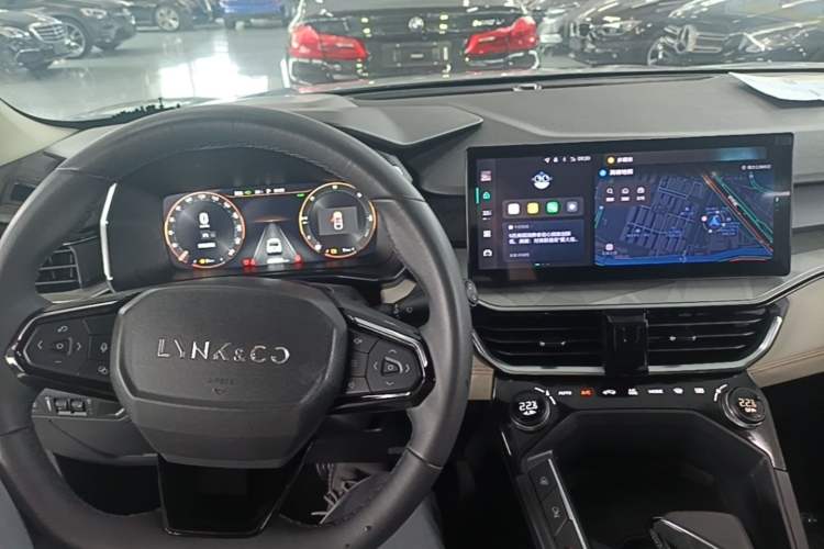 Used Lynk & Co 06 EM-P 2022 PHEV 84 km Range Pro Version Center Console
