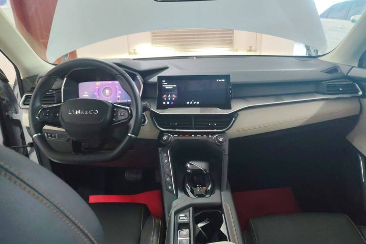 Used Lynk & Co 06 EM-P 2022 PHEV 84 km Range Pro Version Center Console