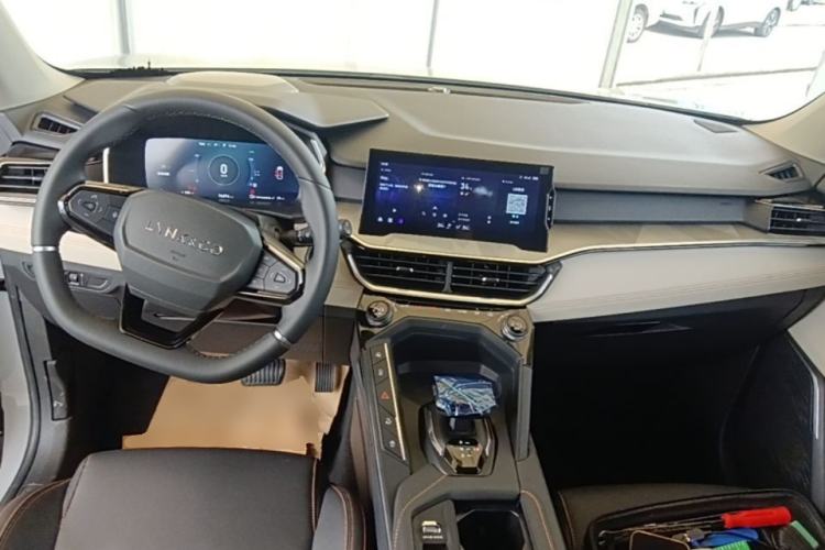 Used Lynk & Co 06 EM-P 2022 PHEV 84 km Range Pro Version Center Console
