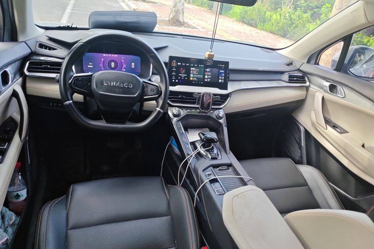 Used Lynk & Co 06 EM-P 2022 PHEV 84 km Range Pro Version Center Console