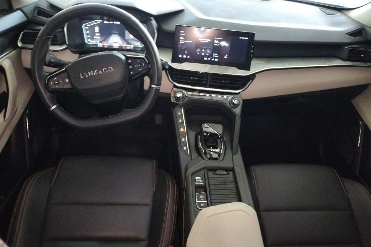 Used Lynk & Co 06 EM-P 2022 PHEV 84 km Range Pro Version Center Console