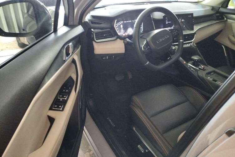 Used Lynk & Co 06 EM-P 2022 PHEV 84 km Range Pro Version Driver Seat