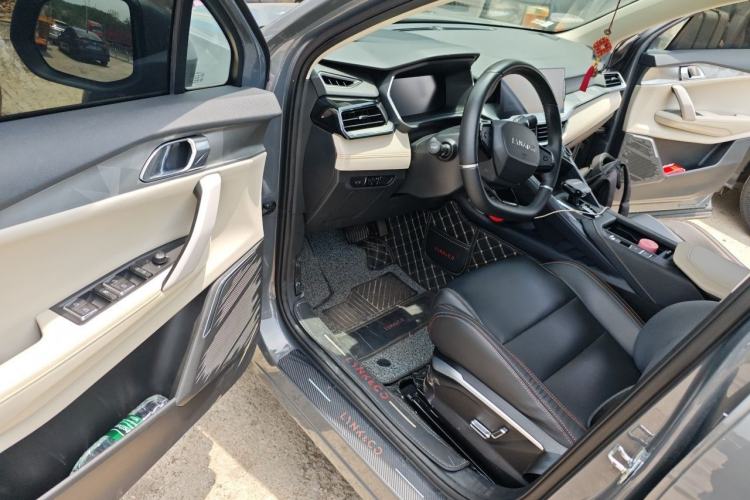 Used Lynk & Co 06 EM-P 2022 PHEV 84 km Range Pro Version Driver Seat